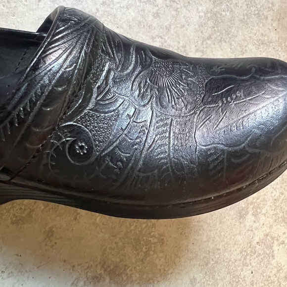 Dansko Clogs Black tooled embossed leather. Size 39 - Picture 10 of 10